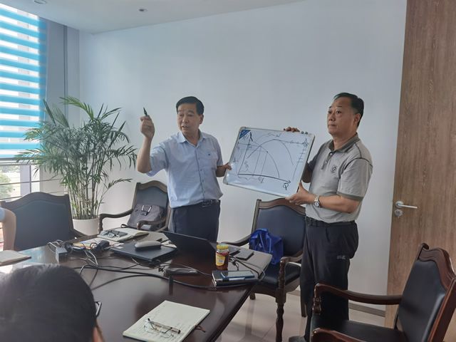 我院特邀請(qǐng)?jiān)暇┧畡?wù)集團(tuán)總工吳志成來(lái)我院授課(圖2)