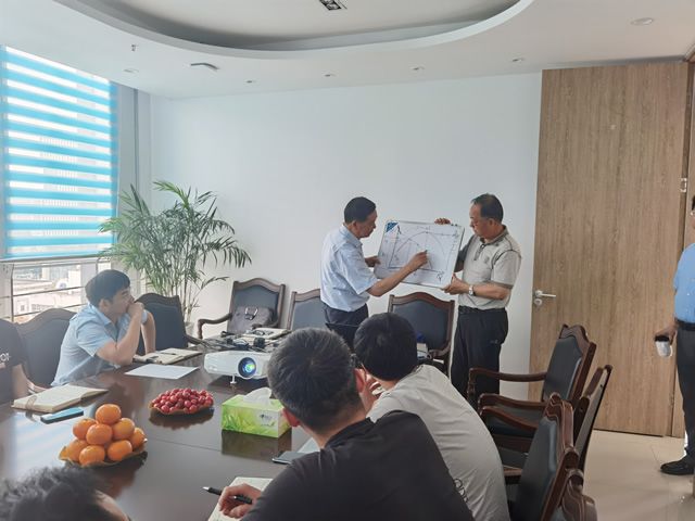 我院特邀請(qǐng)?jiān)暇┧畡?wù)集團(tuán)總工吳志成來(lái)我院授課(圖3)